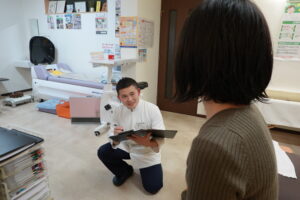 なかのう鍼灸接骨院問診中